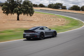Vista lateral del Porsche 911 GTS T-Hybrid en circuito