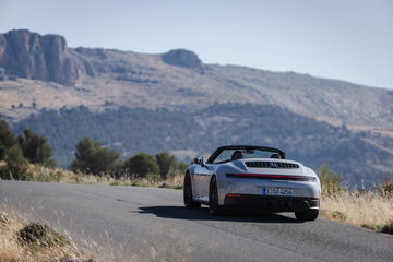 Vista dinámica del Porsche 911 GTS T-Hybrid en carretera