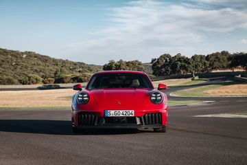Vista trasera y lateral del Porsche 911 GTS T-Hybrid, imponente diseño.