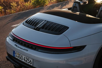 Vista trasera y lateral del Porsche 911 GTS T-Hybrid, diseño icónico y moderno.