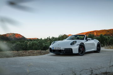 Vista dinámica lateral del Porsche 911 GTS T-Hybrid desplegando elegancia y deportividad.
