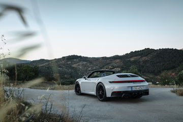 Vista traseral del Porsche 911 GTS T-Hybrid dominando con estilo.