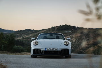 Vista delantera y lateral del Porsche 911 GTS T-Hybrid 2024 en carretera