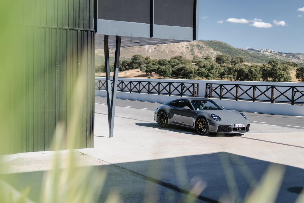 Vista lateral del Porsche 911 GTS T-Hybrid demostrando su diseño elegante.