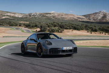 Vista dinámica del Porsche 911 GTS T-Hybrid en circuito