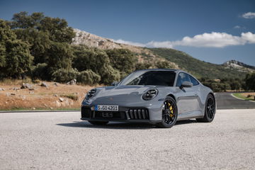 Vista frontal y lateral del nuevo Porsche 911 GTS T-Hybrid.