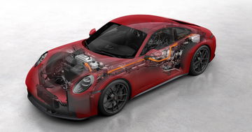 Vista lateral del Porsche 911 GTS T-Hybrid, diseño icónico y aerodinámico.