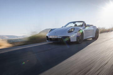 El Porsche 911 GTS T-Hybrid mostrando su esencia en carretera