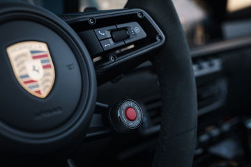 Vista del cuadro de instrumentos del Porsche, enfocado en calidad y rendimiento.