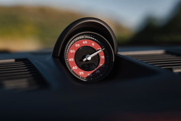 Vista cercana de la instrumentación elegante del Porsche 911.