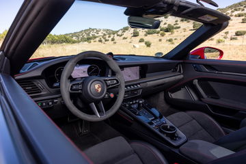 Vista interna destacando volante y consola central del Porsche 911 GTS T-Hybrid