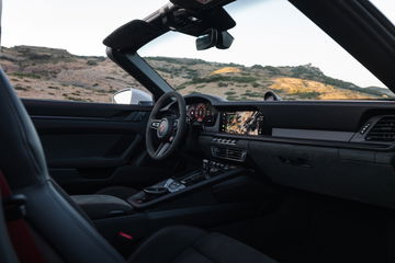 Vista lateral del habitáculo, diseño y acabados Porsche 911 GTS T-Hybrid.