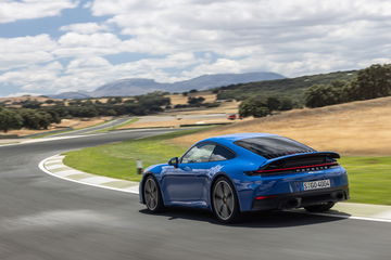 Vista dinámica del Porsche 911 GTS T-Hybrid tomando una curva.