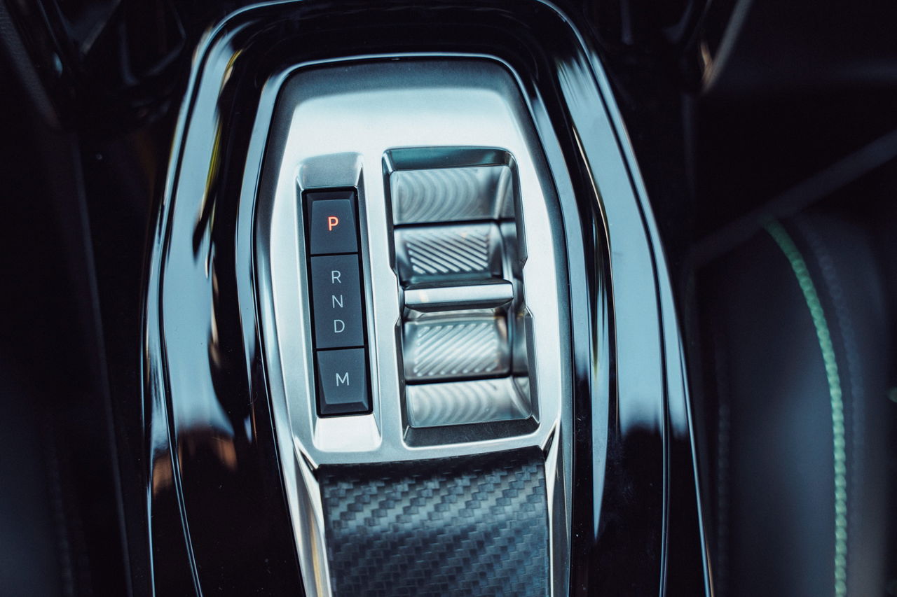 Vista superior de los asientos de un Peugeot, destacando su diseño y acabado. Vista superior de los asientos de un Peugeot, destacando su diseño y acabado.