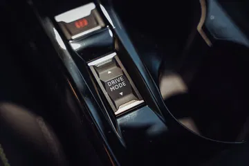 Detalle del sistema de cambio de marchas del Peugeot 208.