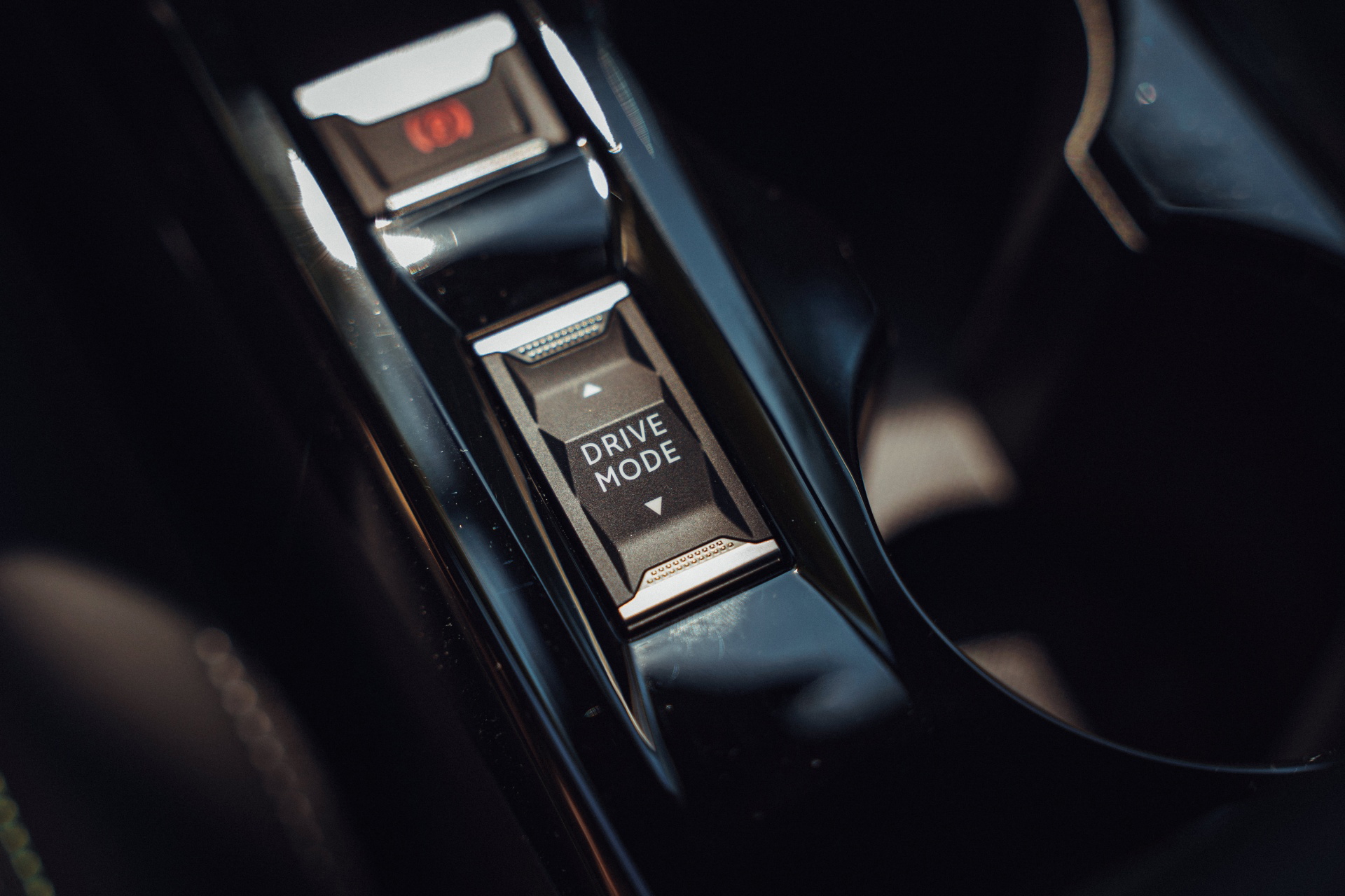 Detalle del sistema de cambio de marchas del Peugeot 208.