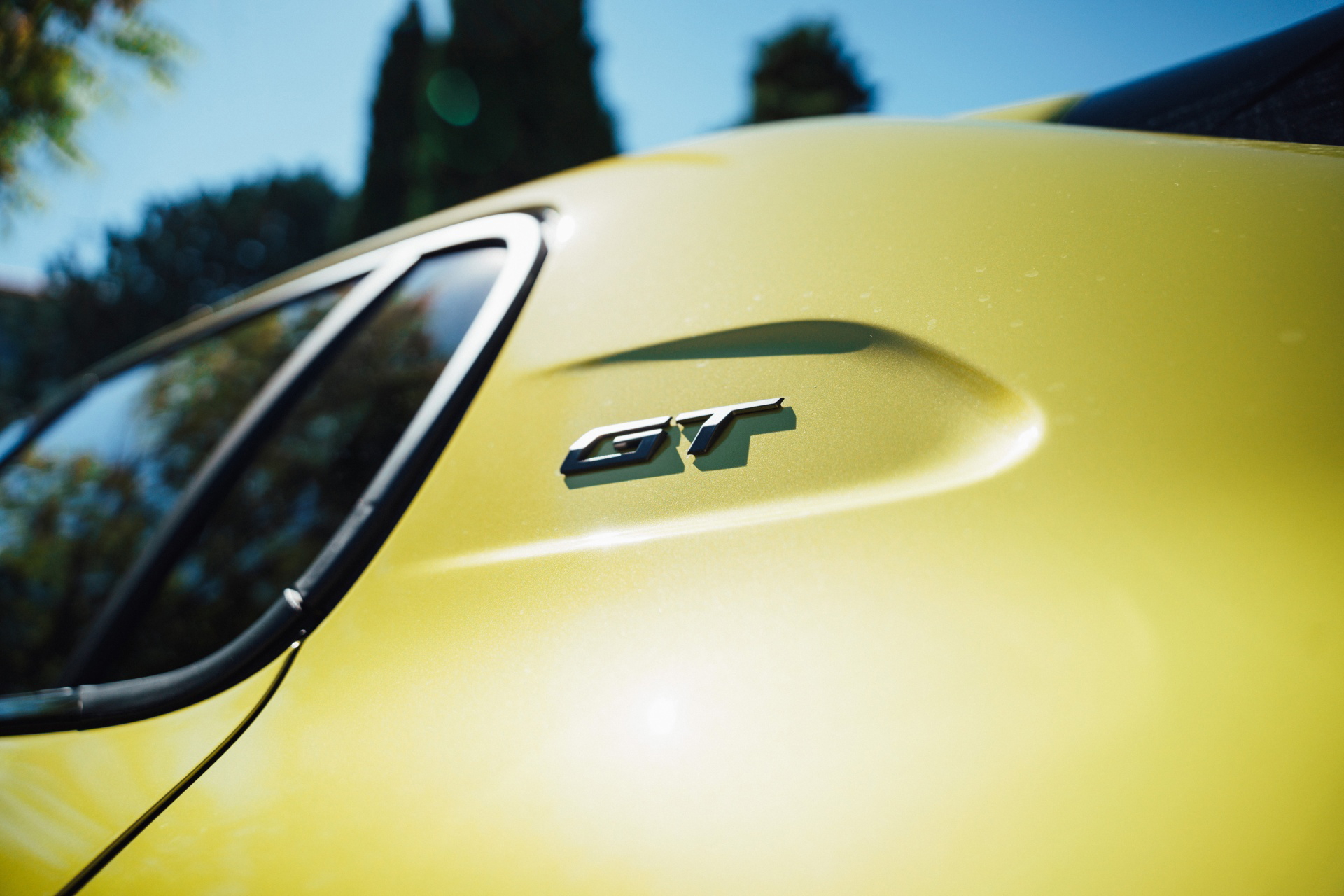 Vista cercana del detalle distintivo GT en Peugeot 208.