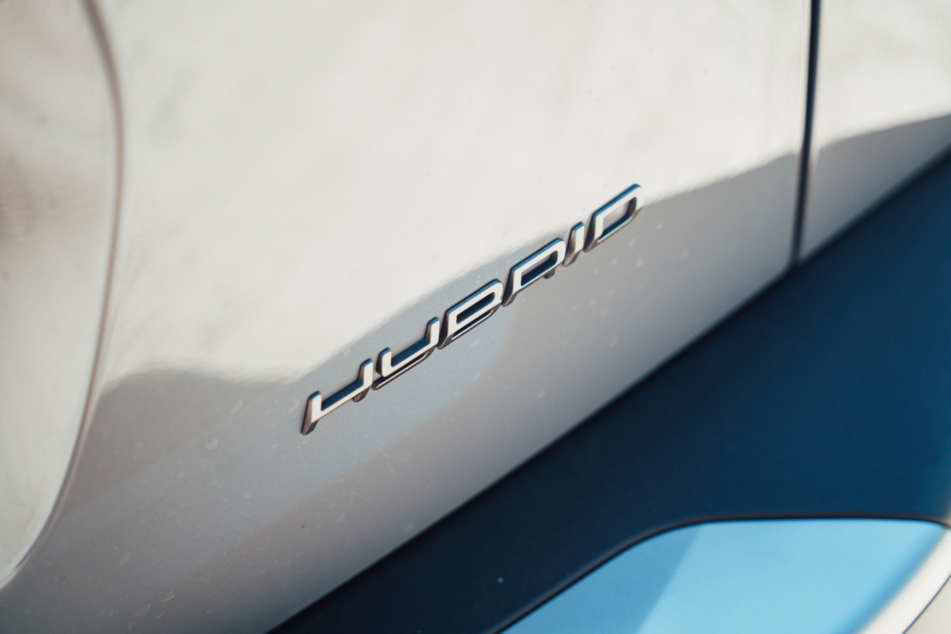 Vista detallada del Peugeot 208 con enfoque en placa identificativa