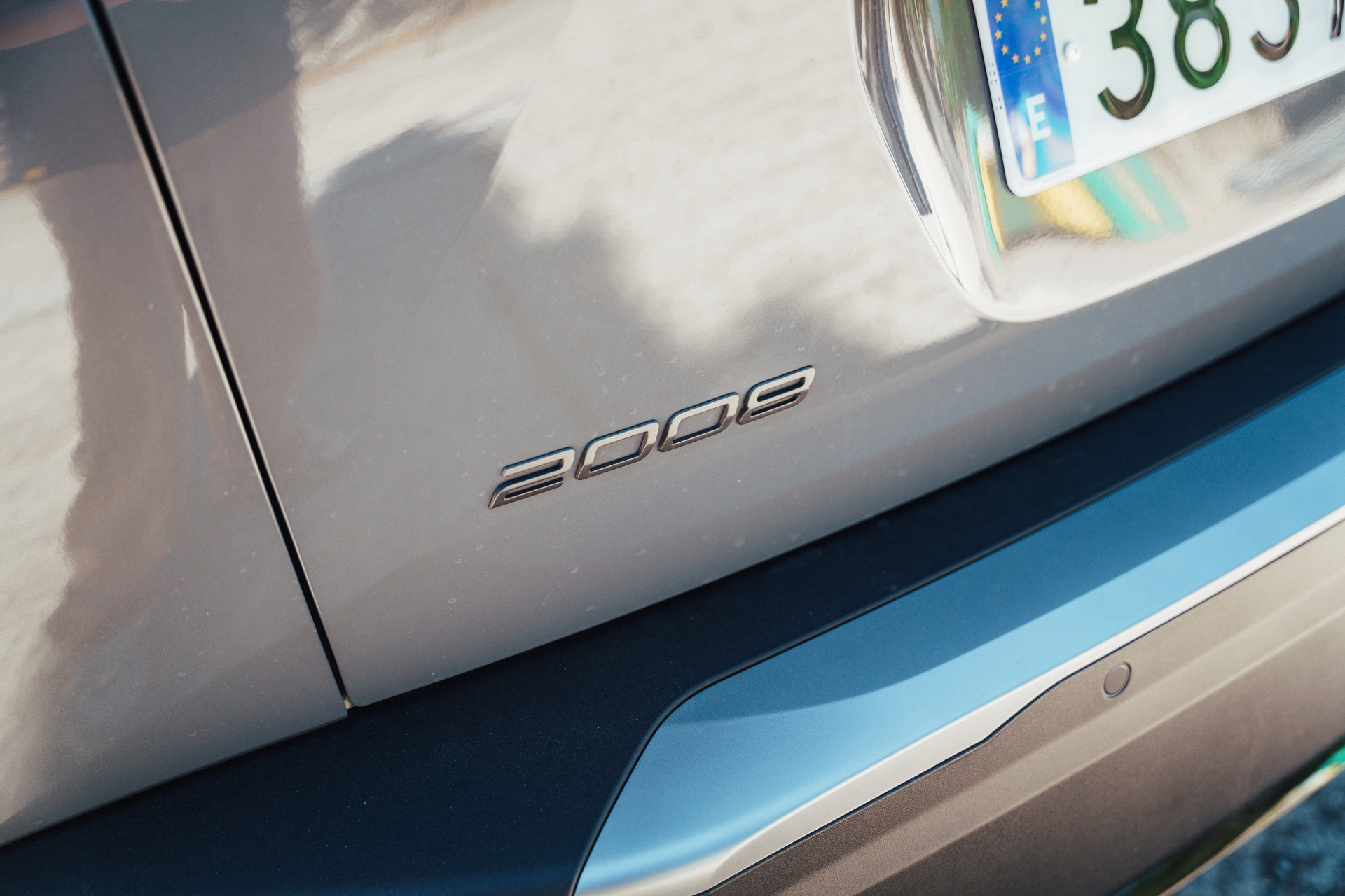 Detalle del emblema 'e-HDi' en Peugeot, enfatizando en su tecnología diésel eficiente