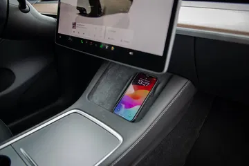 Vista detallada de la consola central del Tesla Model Y con pantalla táctil.