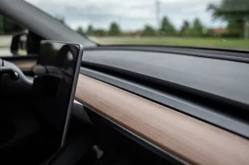 Detalle del acabado y materiales del tablero del Tesla Model Y.
