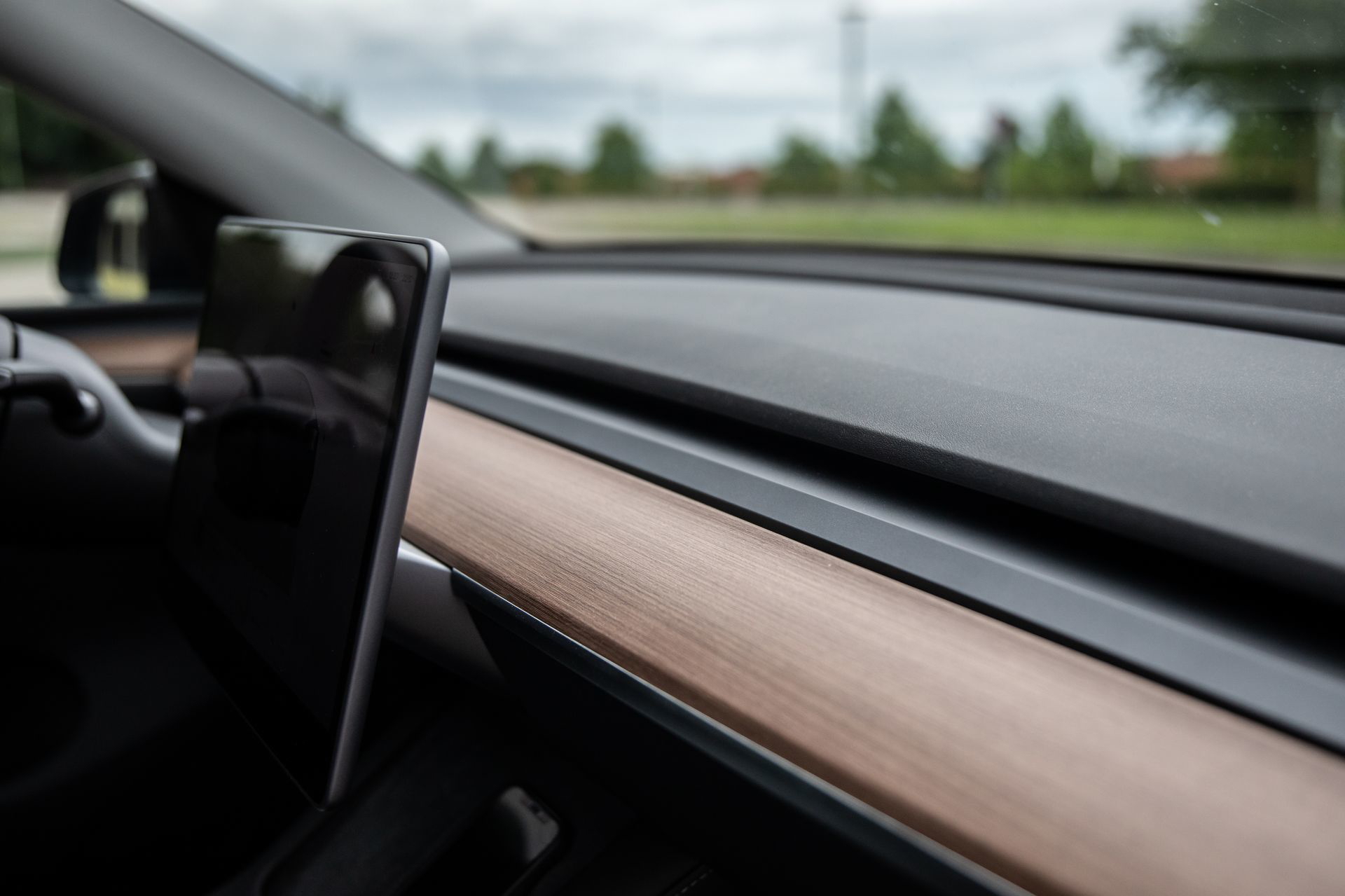 Detalle del acabado y materiales del tablero del Tesla Model Y.