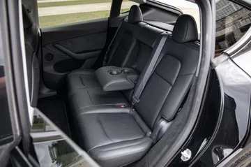 Vista de los asientos de cuero del Tesla Model Y, con detalle de la costura y acabados.