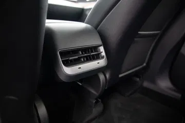 Visión detallada de la ventilación trasera del Model Y.