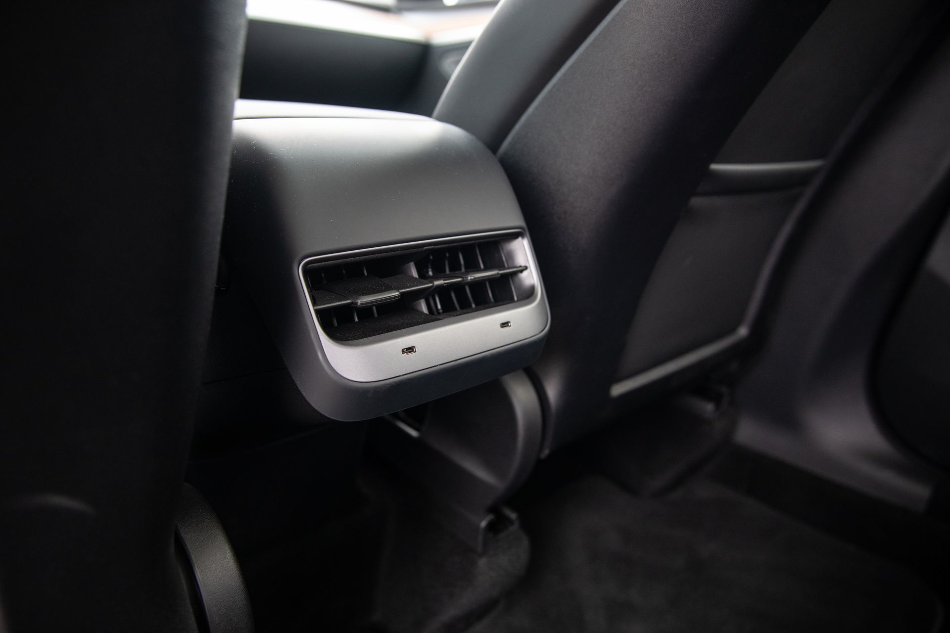 Visión detallada de la ventilación trasera del Model Y.