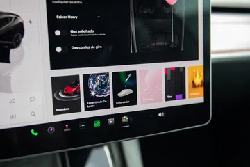 Pantalla central del Tesla Model Y mostrando interfaz de usuario.