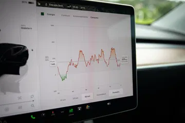 Pantalla táctil mostrando gráficos de rendimiento.