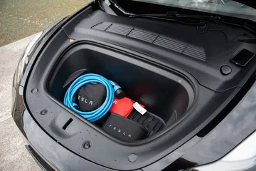 Vista del maletero con equipamiento de carga Tesla