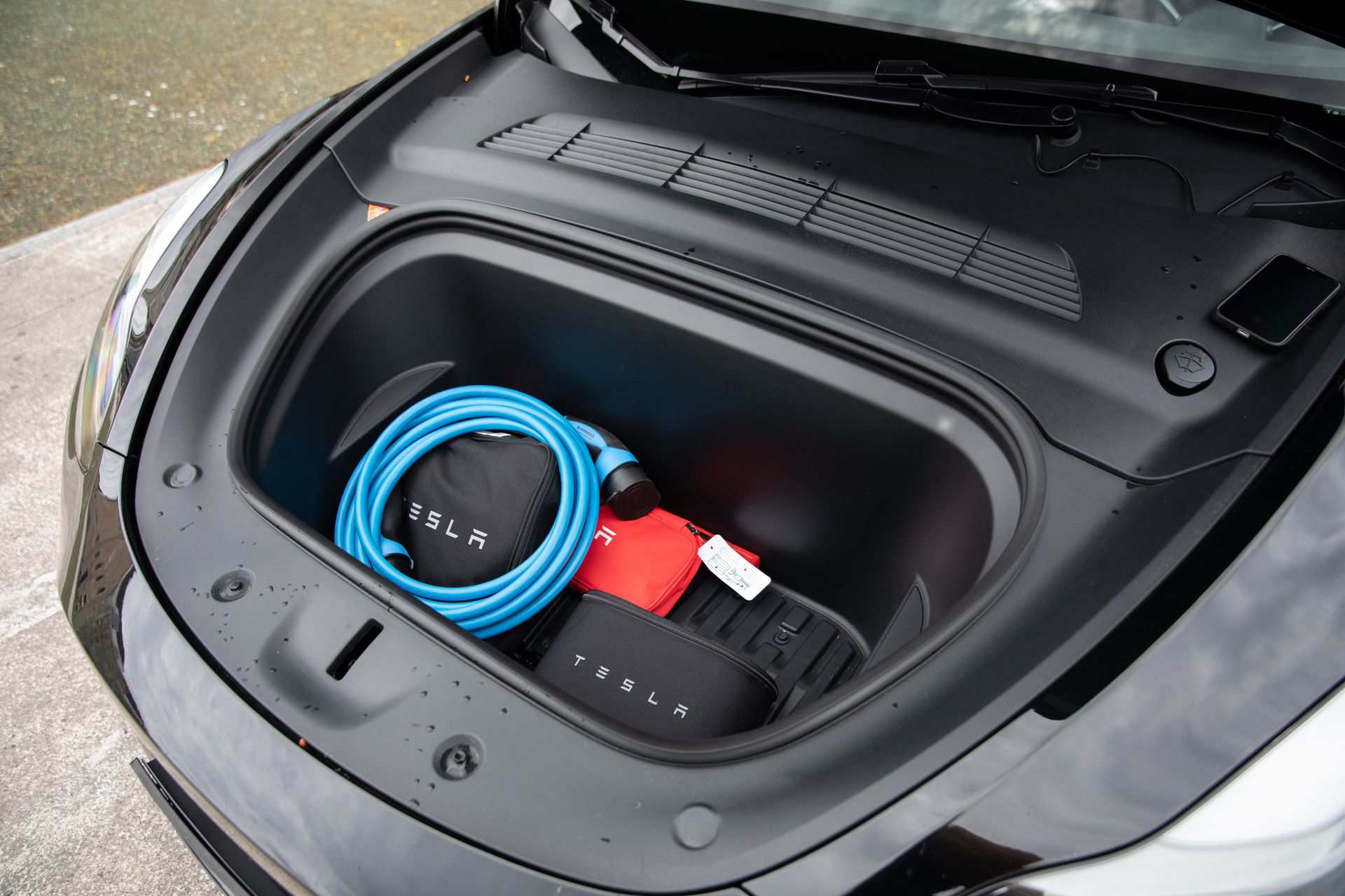 Vista del maletero con equipamiento de carga Tesla