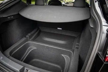 Maletero amplio, bien acabado, capacidad versátil del Tesla Model Y