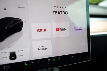 Pantalla central Tesla mostrando aplicaciones multimedia.