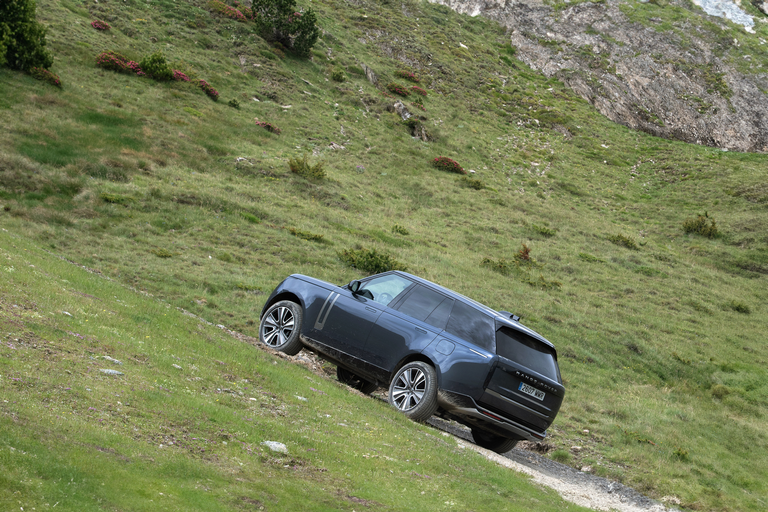 El Range Rover muestra su porte y dise&ntilde;o robusto en terrenos abruptos.