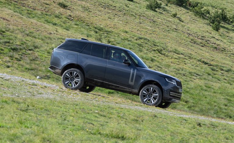 Vista lateral del elegante Range Rover mostrando su porte distinguido y l&iacute;neas modernas.