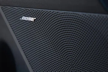 Detalle de la rejilla del sistema de sonido Bose en el Kia Sorento