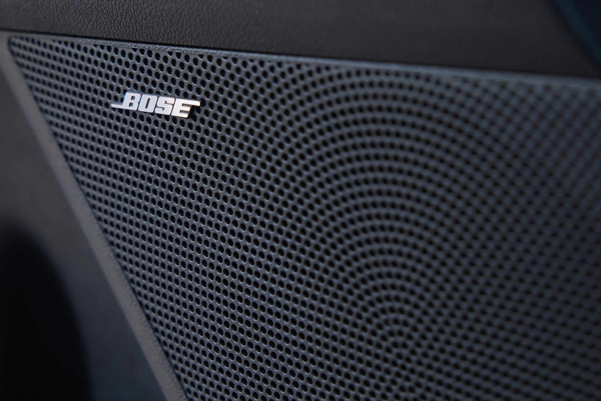 Detalle de la rejilla del sistema de sonido Bose en el Kia Sorento