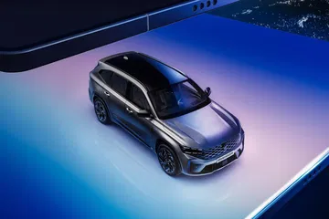 Vista lateral del Renault Grand Koleos 2025 revela líneas modernas y robustas.
