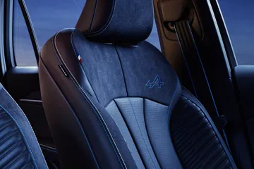 Asientos en cuero con acabado Premium del Grand Koleos 2025.