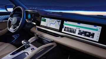 Vista del puesto de conducción con tecnología de vanguardia y acabados premium.