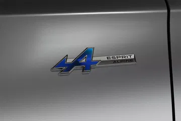 Vista cercana de la insignia Renault Grand Koleos 2025, destacando su diseño.