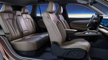 Vista lateral del habitáculo del Renault Grand Koleos con acabados premium.