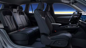Vista lateral que muestra el lujo y confort del habitáculo del Renault Grand Koleos 2025.