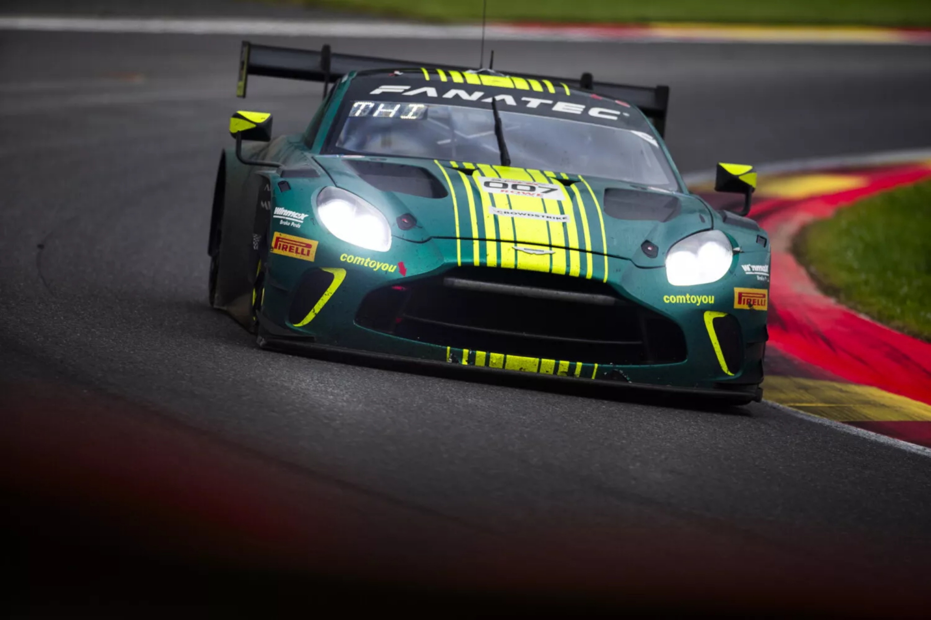 Aston Martin en pista, luces encendidas, noche de competición