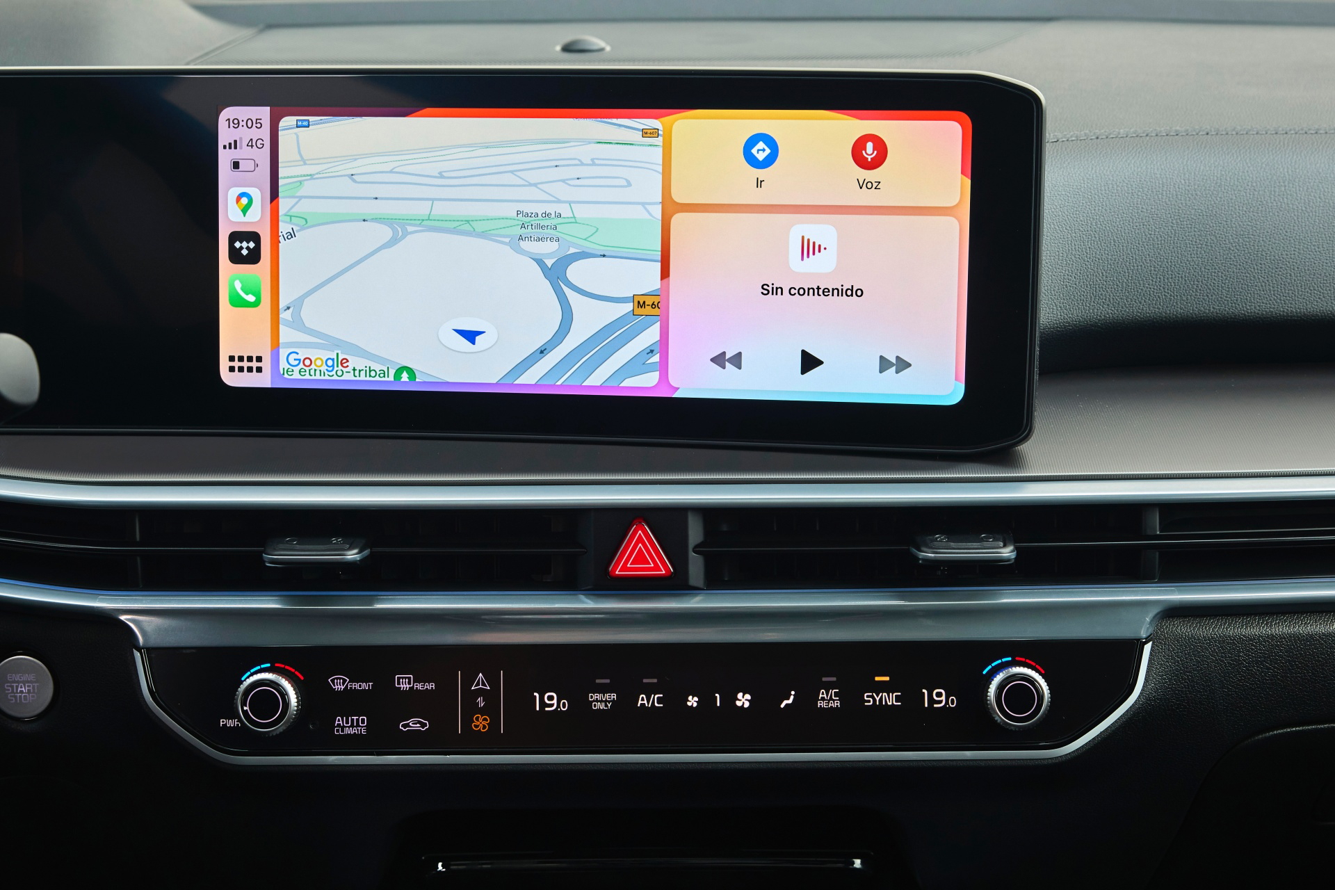 Pantalla táctil central del sistema de infotainment del Kia Sorento, con gráficos modernos y claros.