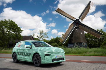 SUV con camuflaje, promete revolucionar la gama con 300 CV y 560 km de autonomía.