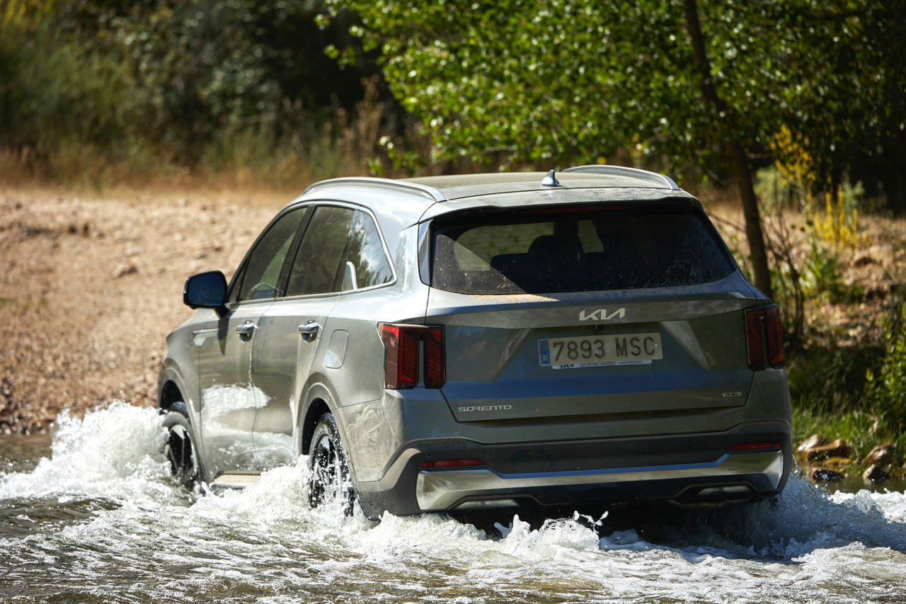 Kia Sorento 2024 en acción, atravesando un río con solvencia y elegancia.