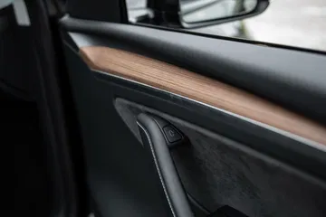 Acabado premium del interior del Tesla Model Y, detalle de la puerta.